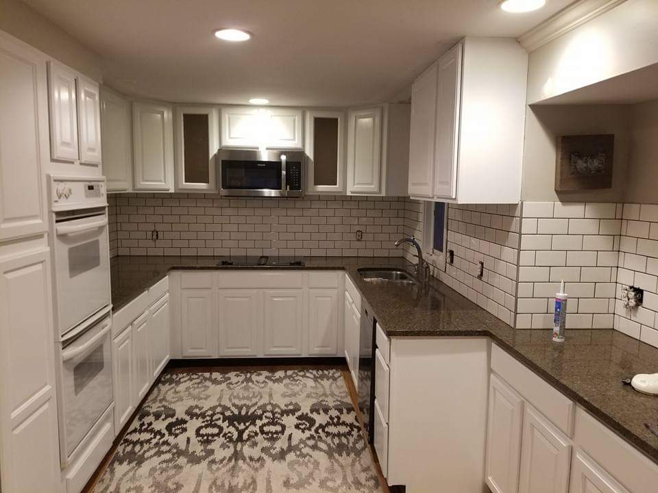 White subway tile kitchen backsplash with dark grout